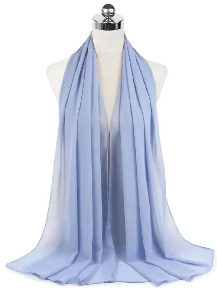 Helles blaues Chiffon-Hijab-Schal um den Hals einer Mannequin