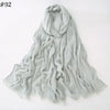 Un foulard hijab en coton viscose gris clair, drapé élégamment sur fond blanc.