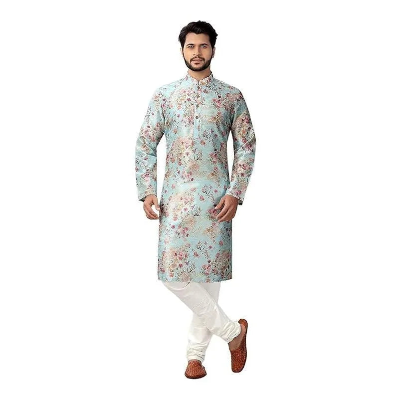 Un homme portant une tunique ou une abaya traditionnelle à motifs floraux bleu clair.