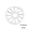 Un arreglo circular de 12 alfileres para pañuelos y broches de perlas antideslizantes en blanco.