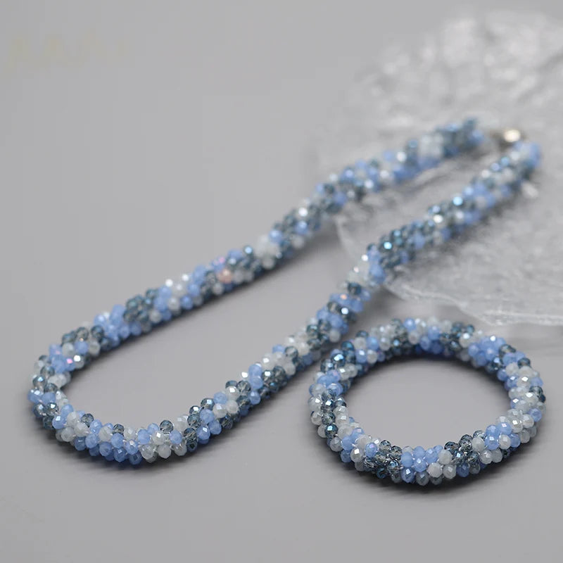 Zartes blau-weißes Perlen-Armband- und Halsketten-Set auf grauem Hintergrund