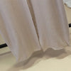 Beige bestickte, lockere Kaftan-Abaya hängt an einem schwarzen Stab.