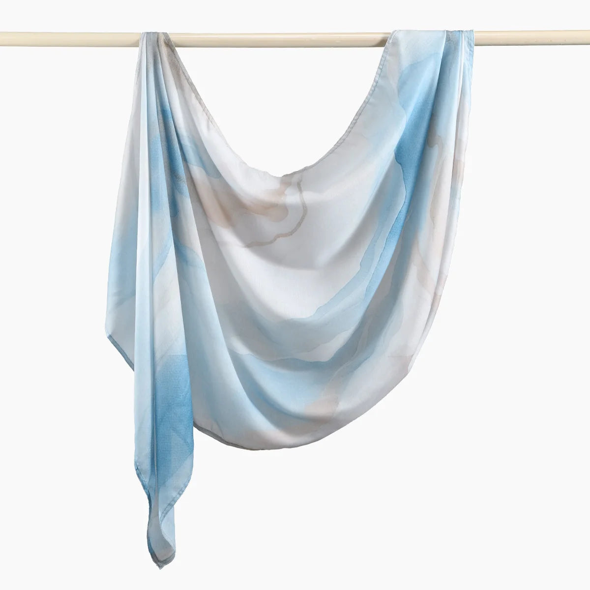 Hellblau-weißes Aquarell-Ombré-gedrucktes Rayon-Modal-Hijab-Schal, aufgehängt an einer Leine