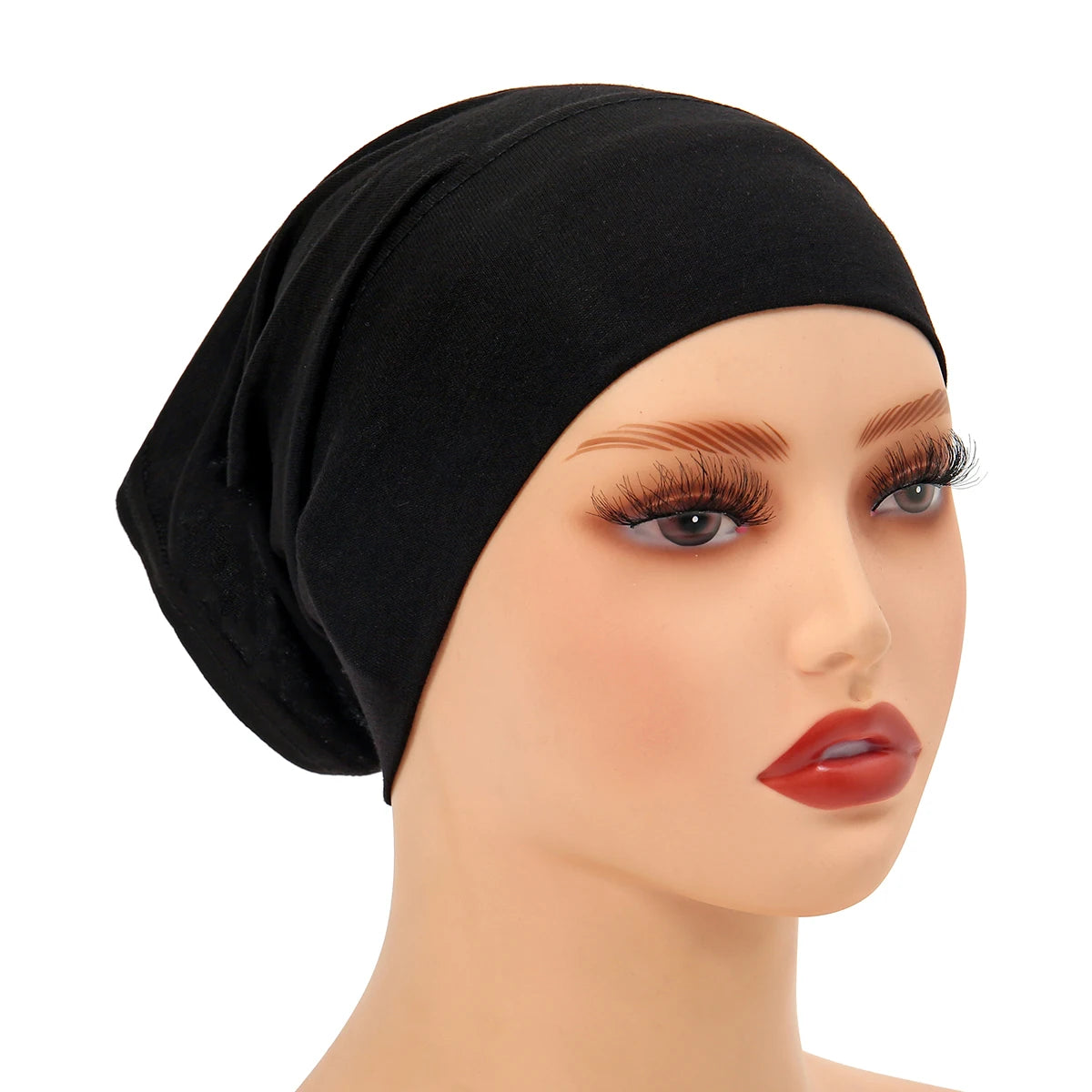 Schwarzer weicher Baumwoll-Inner-Hijab-Underscarf auf einem Mannequin-Kopf.