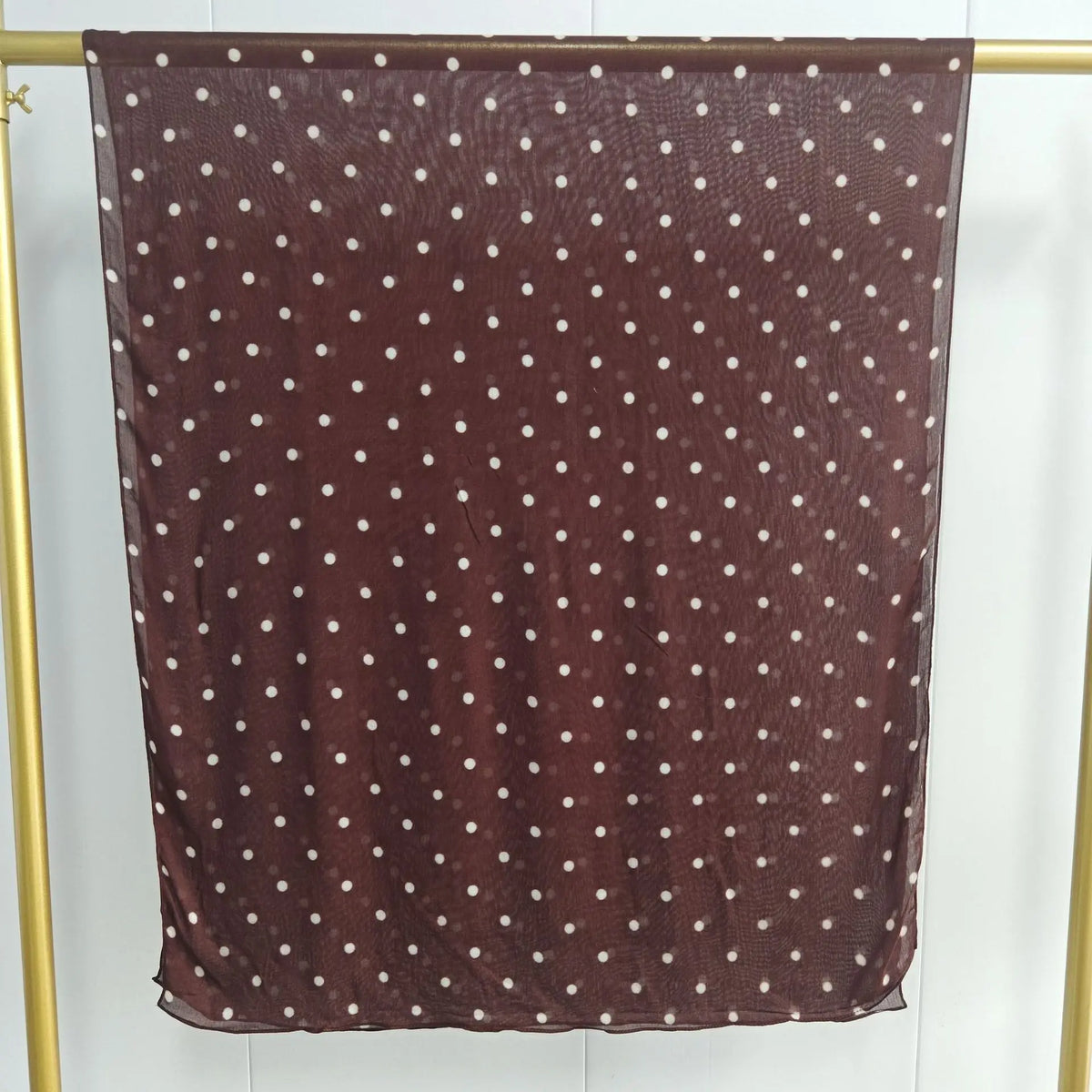 Dunkelmarooner, durchscheinender Schal mit kleinen weißen Polkadotten an einem goldenen Haken.