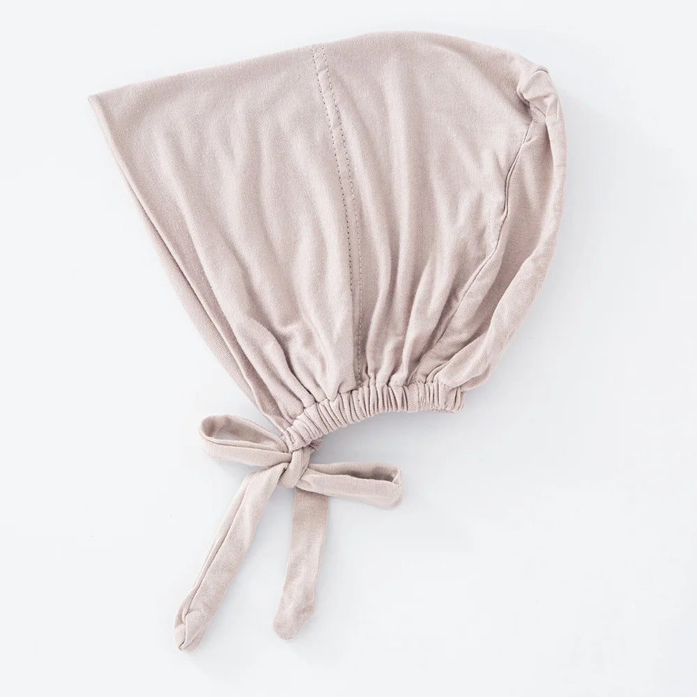 Helles beige mehrfarbiges inneres Hijab-Bonnet mit gefaltetem Stoff.