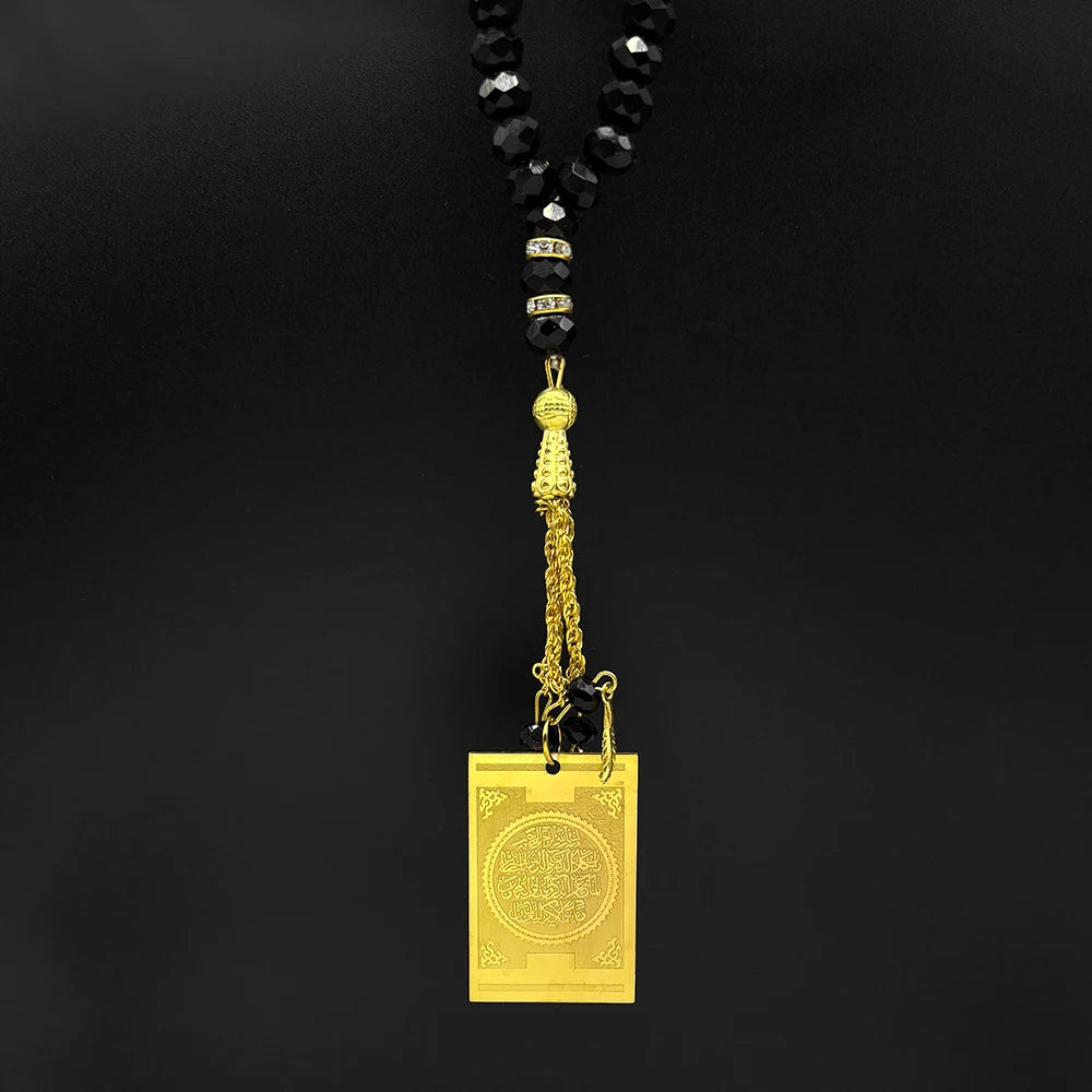 Goldfarbene Edelstahlkette mit schwarzem Perlenband und quadratischem Anhänger mit islamischem Design