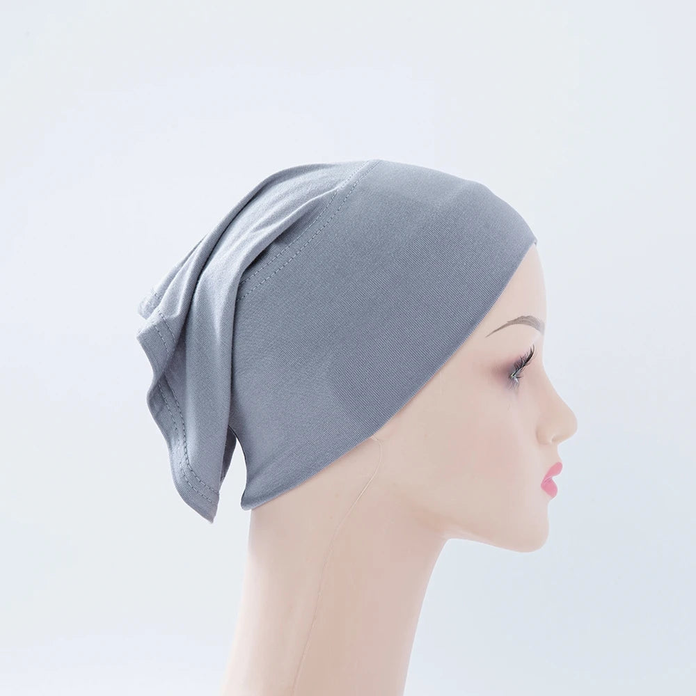 Heller grauer Bambus-Jersey-Turban-Kappe auf einem Mannequin-Kopf.