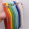 Buntes, bohemisses geflochtenes Perlenstatement-Halsband mit Regenbogen-Farbverlauf.
