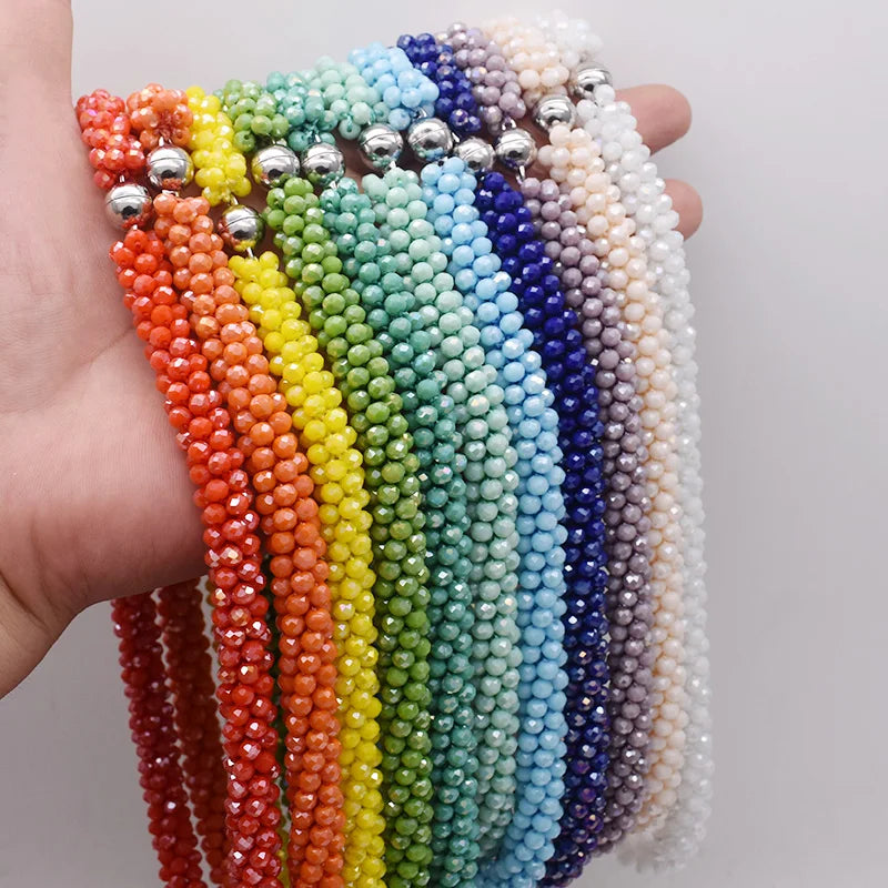 Buntes, bohemisses geflochtenes Perlenstatement-Halsband mit Regenbogen-Farbverlauf.