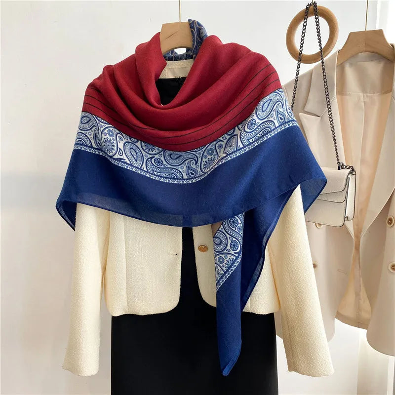 Marineblau-maroniges Viskose-Schal über einer weißen Jacke