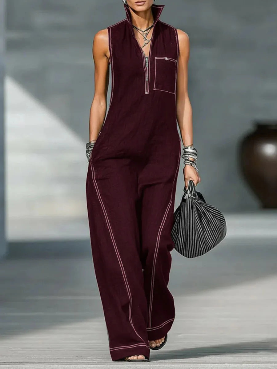 Una modelo viste un top de punto holgado sin mangas color borgoña intenso con cuello y bolsillos de parche, combinado con pan