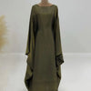 Una larga abaya batwing de satén verde oliva exhibida en un maniquí.