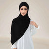 Eine Frau trägt einen schwarzen Instant-Hijab und ein weißes Oberteil, das die Elastizität des Modal-Jersey-Stoffes zeigt.