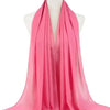 Helles pinkes, durchgehendes Chiffon-Hijab-Tuch auf einem Mannequin drapiert.