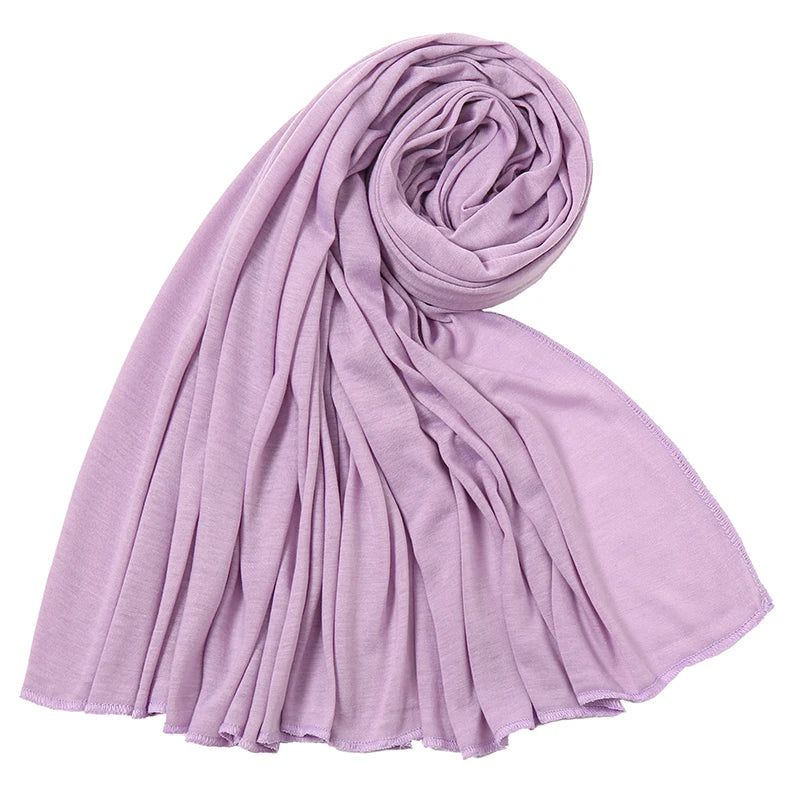 Lila-violettter Baumwoll-Jersey-Hijab-Schal in fließender Draperie.