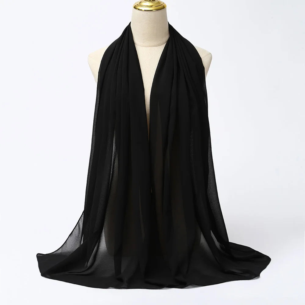 Schwarzer eleganter Chiffon-Hijab-Schal drapiert auf einem Mannequin