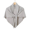 Un foulard hijab triangle élégant gris clair plié et exposé sur un cintre en bois.