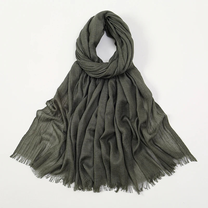 Pañuelo de hijab modal de bambú verde oliva con bordes festoneados.