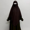 Dunkelbraher atmungsaktiver Bambus-Jersey-Hijab über einem grünen Kleidungsstück.