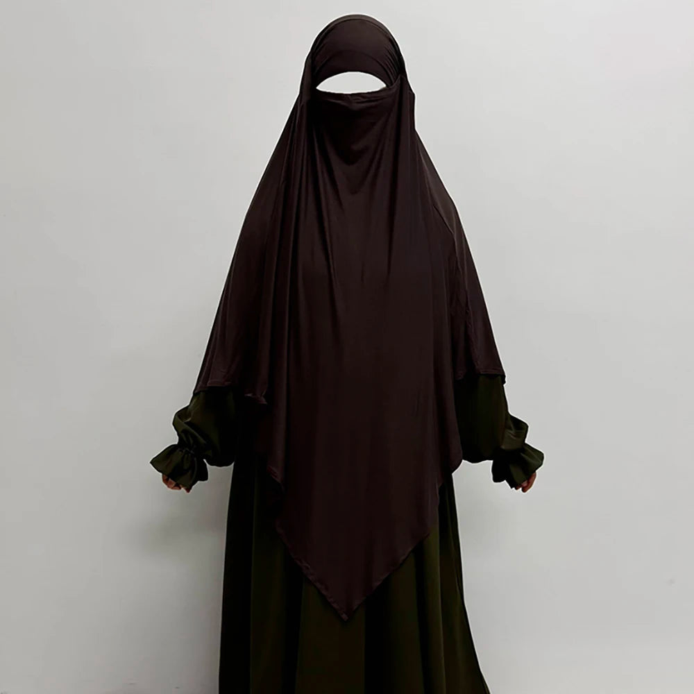 Dunkelbraher atmungsaktiver Bambus-Jersey-Hijab über einem grünen Kleidungsstück.