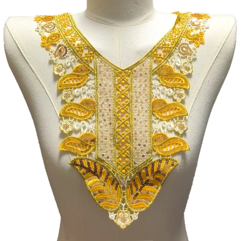 Parche de collar bordado de cuentas hecho a mano con trabajo en cuentas amarillas y blancas en un maniquí de exhibición.