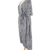 Eine Frau trägt ein schwarz-weißes Leopardenmuster-Sommer-Strandkimono-Überkleid auf einem Mannequin.