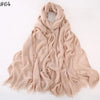 Un foulard hijab en coton viscose beige clair drapé élégamment sur un fond blanc.