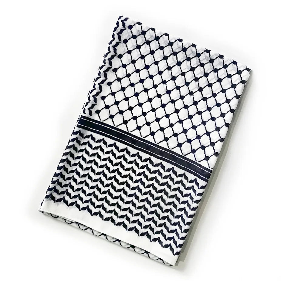 hiyab keffiyeh de gasa blanca y azul marino, doblada para exhibición.