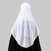Foulard hijab blanc avec un motif de rose brodée dorée porté sur un vêtement noir.
