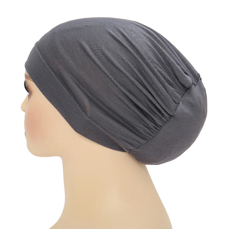 Un hiyab turbante instantáneo gris mostrado en un maniquí.