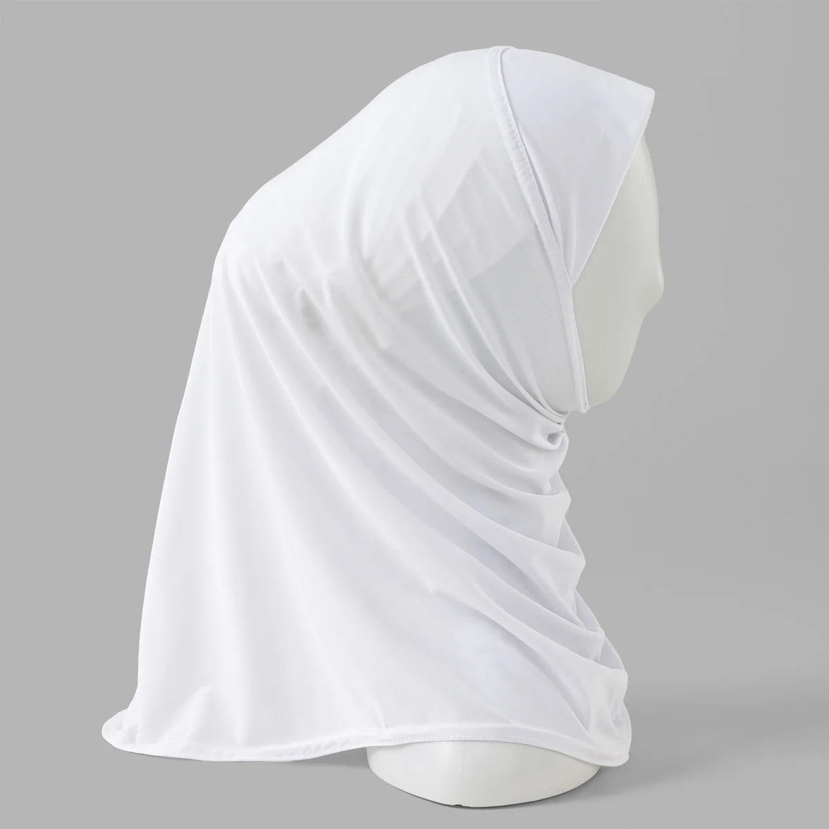 Weißer Instant-Baumwoll-Modal-Hijab-Turban auf einem Mannequin.