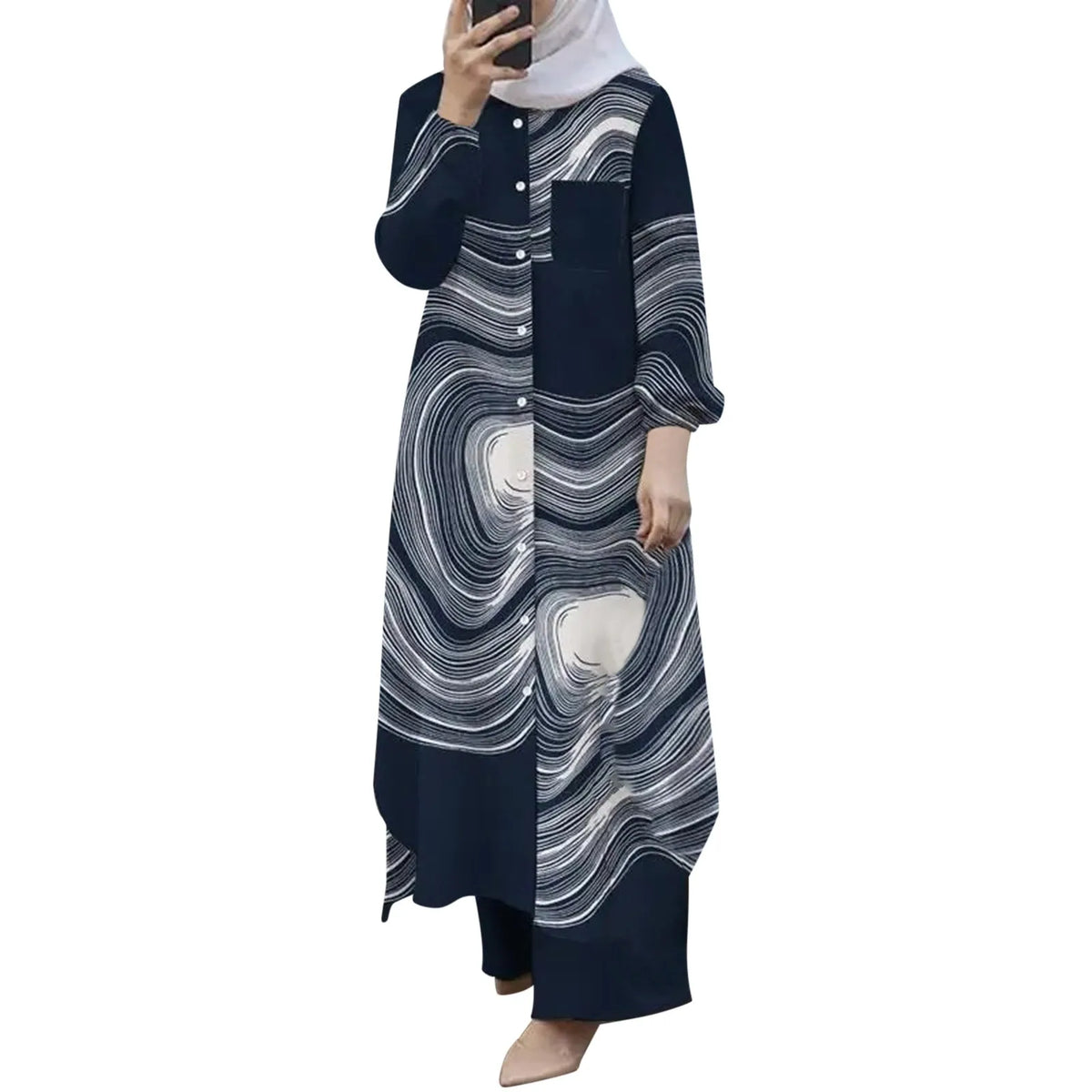 Una mujer vistiendo un conjunto abaya de manga larga con estampado azul marino y blanco.