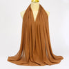 Ein drapierter, fester brauner Chiffon-Hijab-Schal auf einem Mannequin.