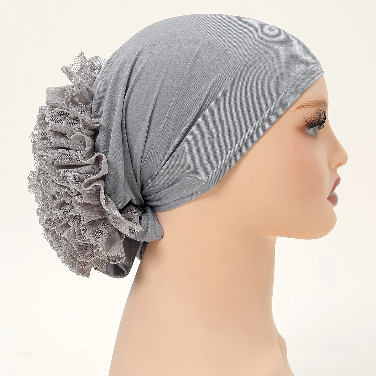 Graue Spitzenblume Volumizer Hijab-Kappe auf einem Mannequin-Kopf.