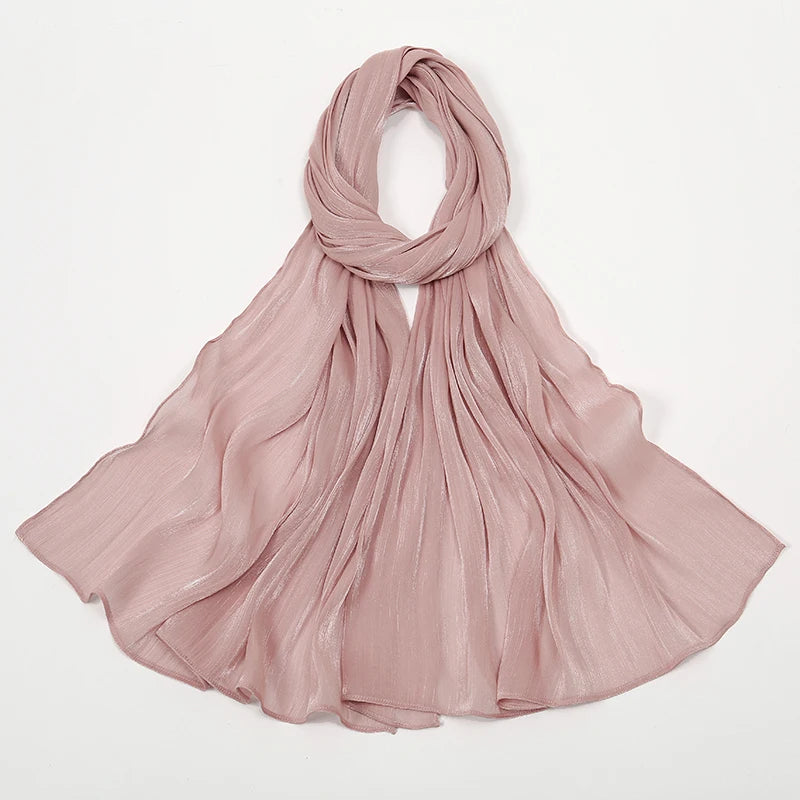 Pañuelo de chifón brillante color rosa polvoriento, anudado en un nudo.