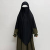Schwarzer atmungsaktiver Bambus-Jersey Khimar-Hijab über einem olivgrünen Kleidungsstück.