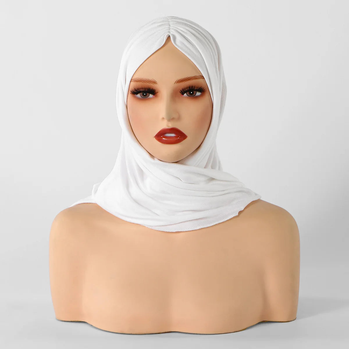 Un mannequin portant un foulard hijab triangle blanc élégant