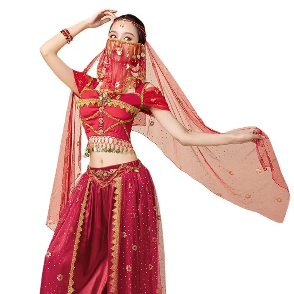 Eine Frau in einem roten traditionellen Outfit und einem durchsichtigen rosa Netz-Hijab für eine Bellydance-Aufführung.
