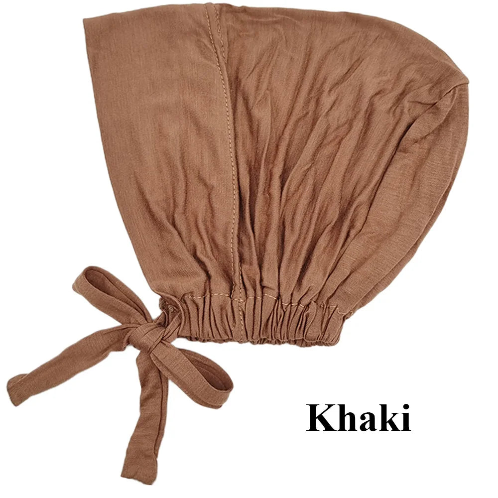 Hijab marrón sólido estilo turbante con nudo atado.