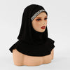 Une femme portant un bonnet hijab double couche noir instant avec des embellissements argentés.