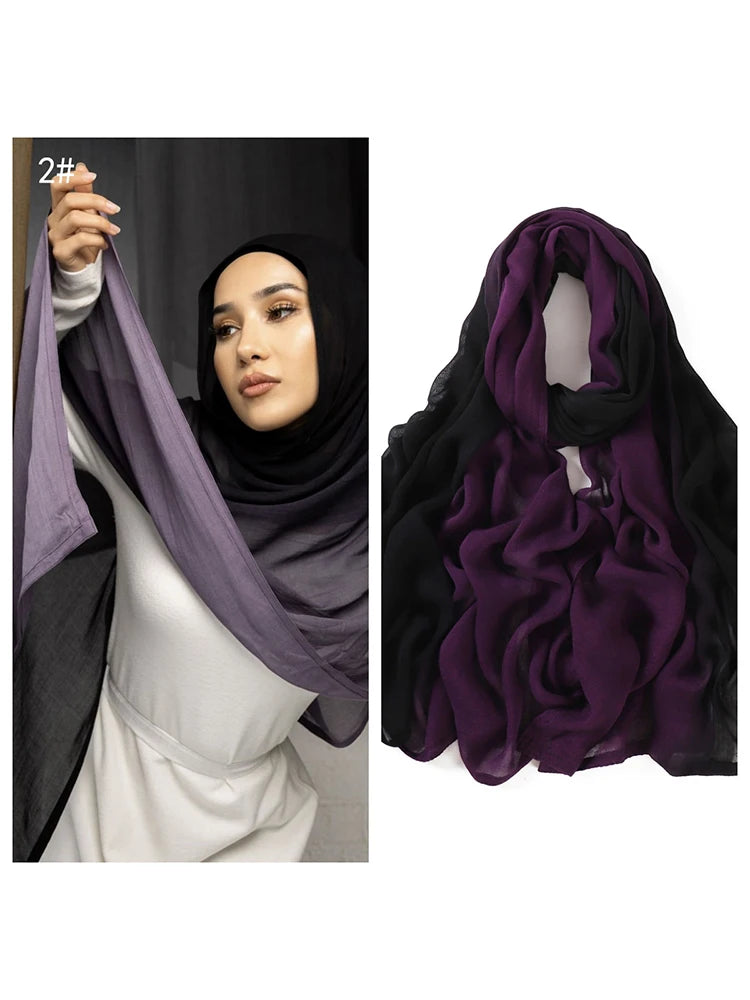 Lila und schwarz, Ramanda Bambus-Modal-Seide-Schal-Hijab über einem Kopf drapiert.