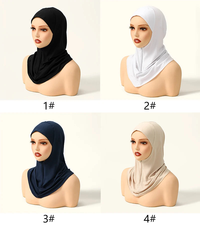 Vier Varianten sofort faldbare Hijab in Schwarz, Weiß, Marineblau und Beige auf einem Mannequin.