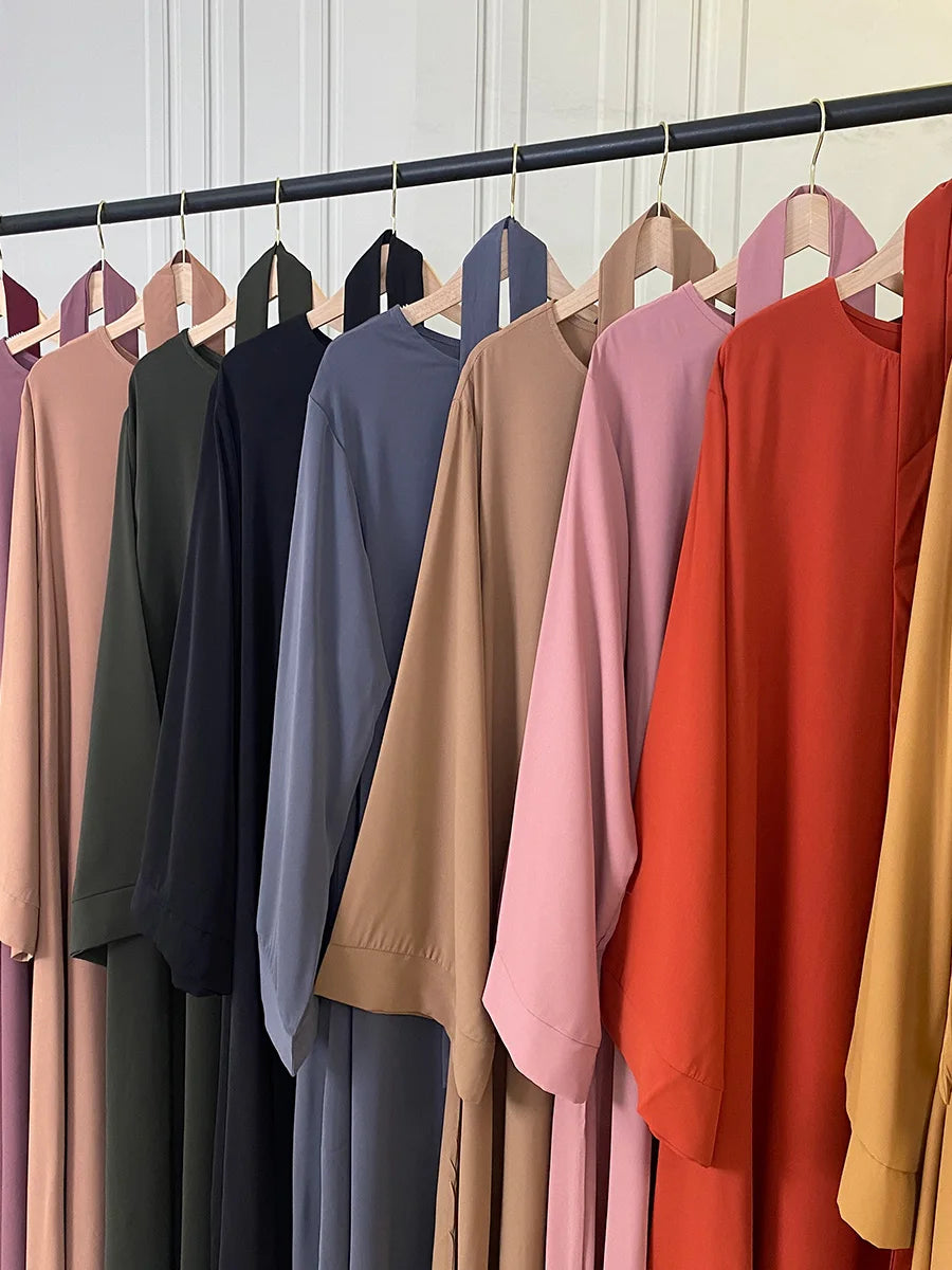 Präsentation eleganter Maxi-Abayas für Damen in verschiedenen gedämpften und warmen Tönen.