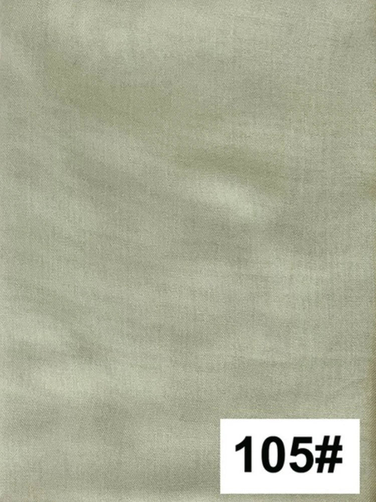 Gros plan sur un tissu de foulard modal multicolore beige clair.