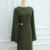 Robe abaya vert olive élégante présentée sur un mannequin.