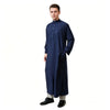Mann trägt einen dunkelblauen arabischen Standkragen-Langarm-Robe.