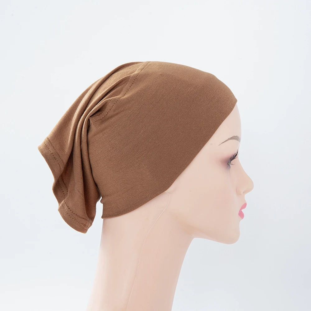 Braun-Bambus-Jersey-Turban-Kappe auf einem Mannequin-Kopf.