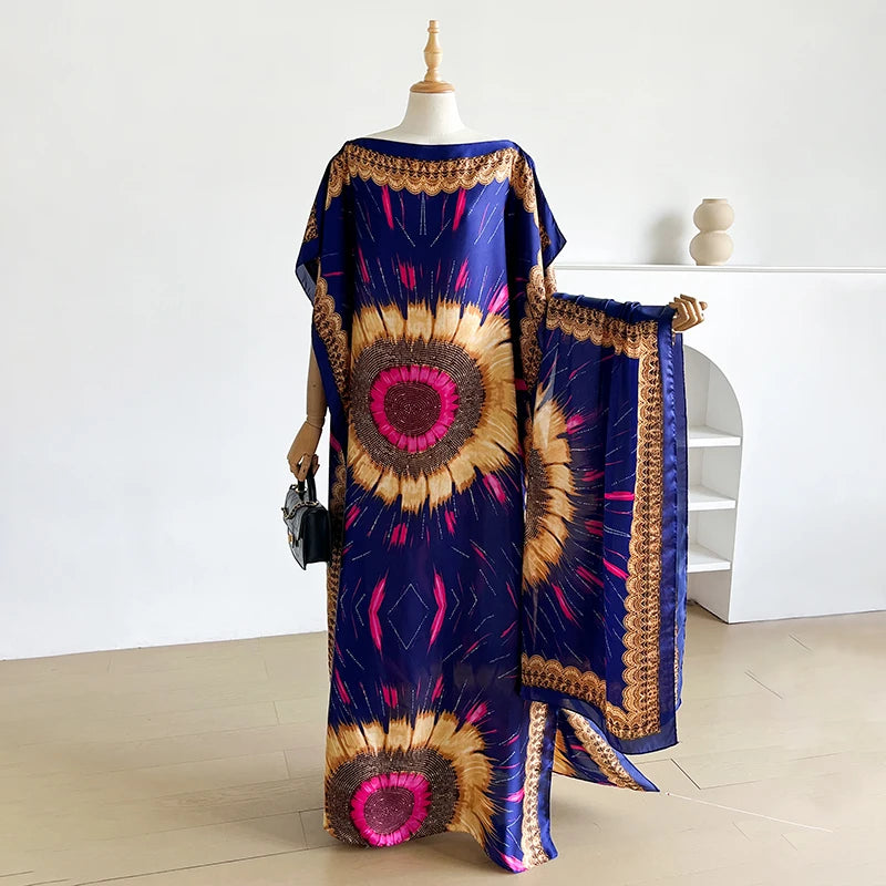 Langes, königsblaues Kaftankleid mit leuchtend gelb-magenta Sunburst-Muster und goldener Borte.
