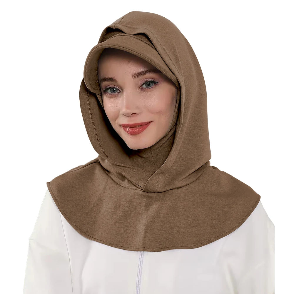 Une femme portant un bonnet hijab couvrant complet de couleur marron.